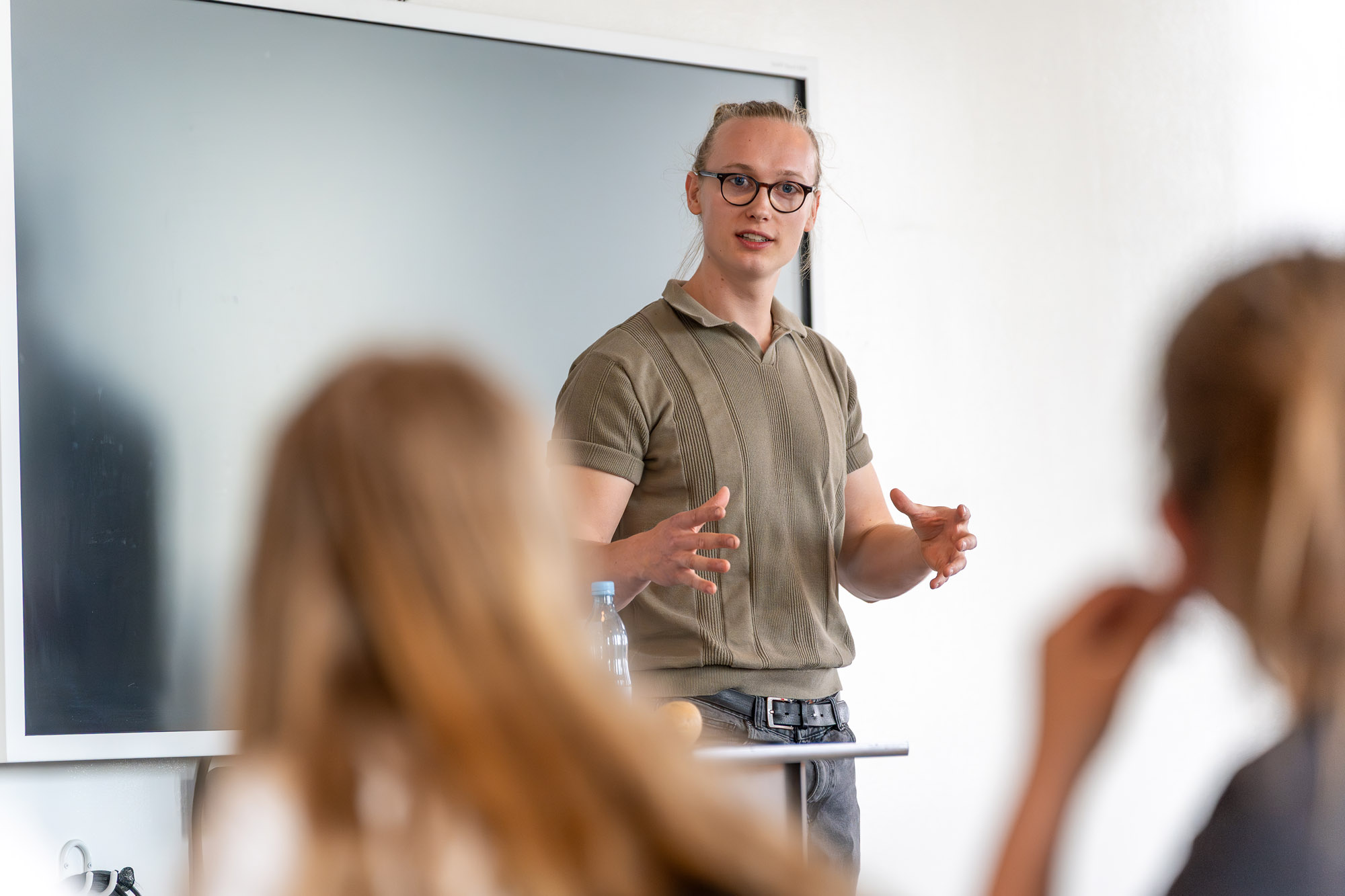 Skoleelever bygger katapulter af tøjklemmer i en kreativ workshop